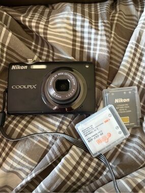 Nikon COOLPIX Compact Digital Camera in Black for parts/repair